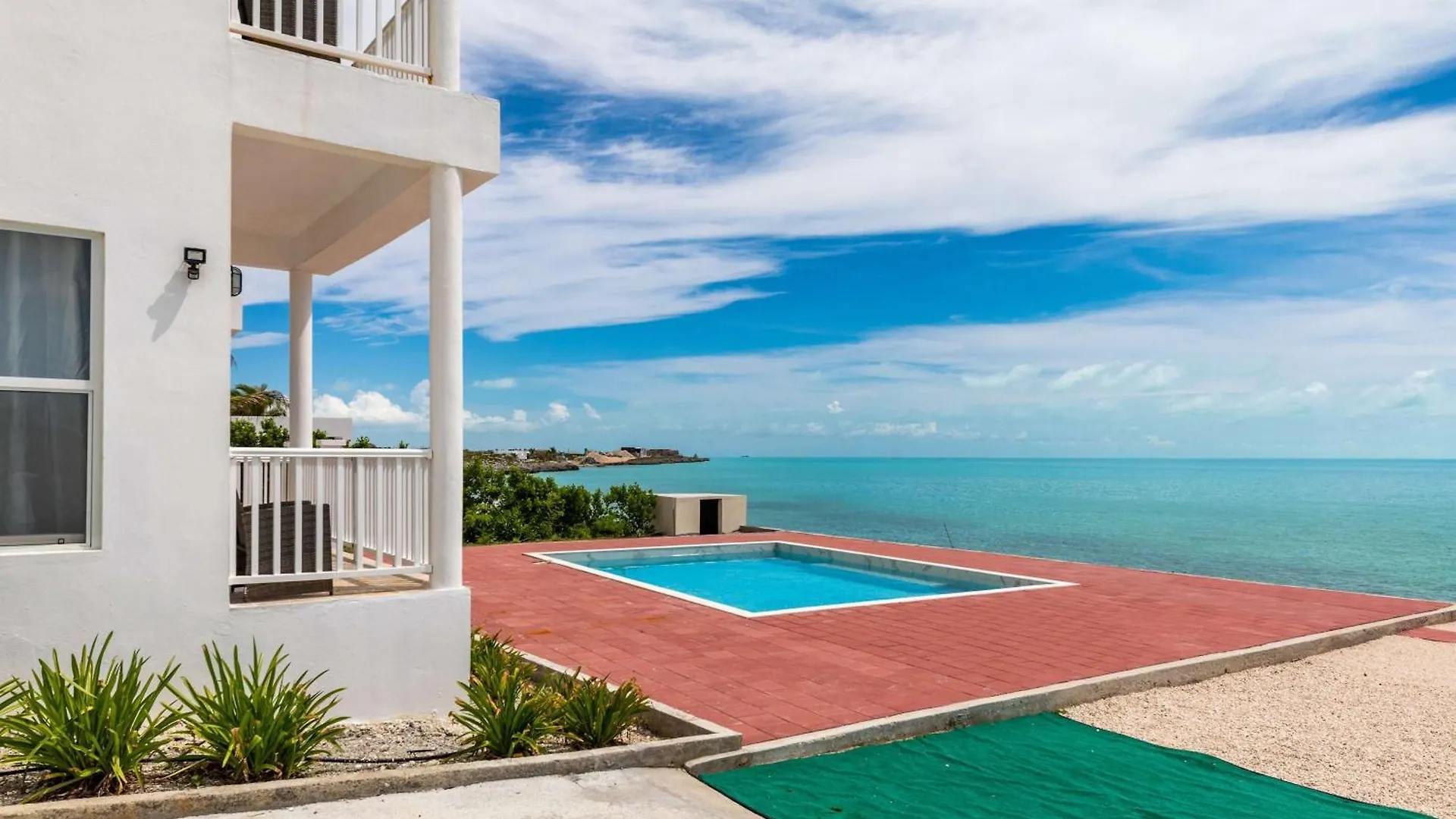 Get Ready For Ocean Views, Pool, And Beach Fun Daire Providenciales